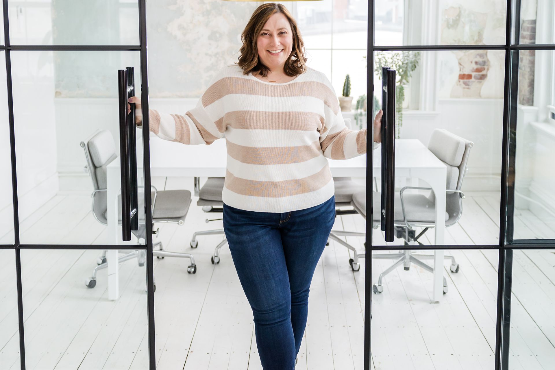 megan showing her personality with a fun pose during a photoshoot representing why a human voice matters in ai content writing