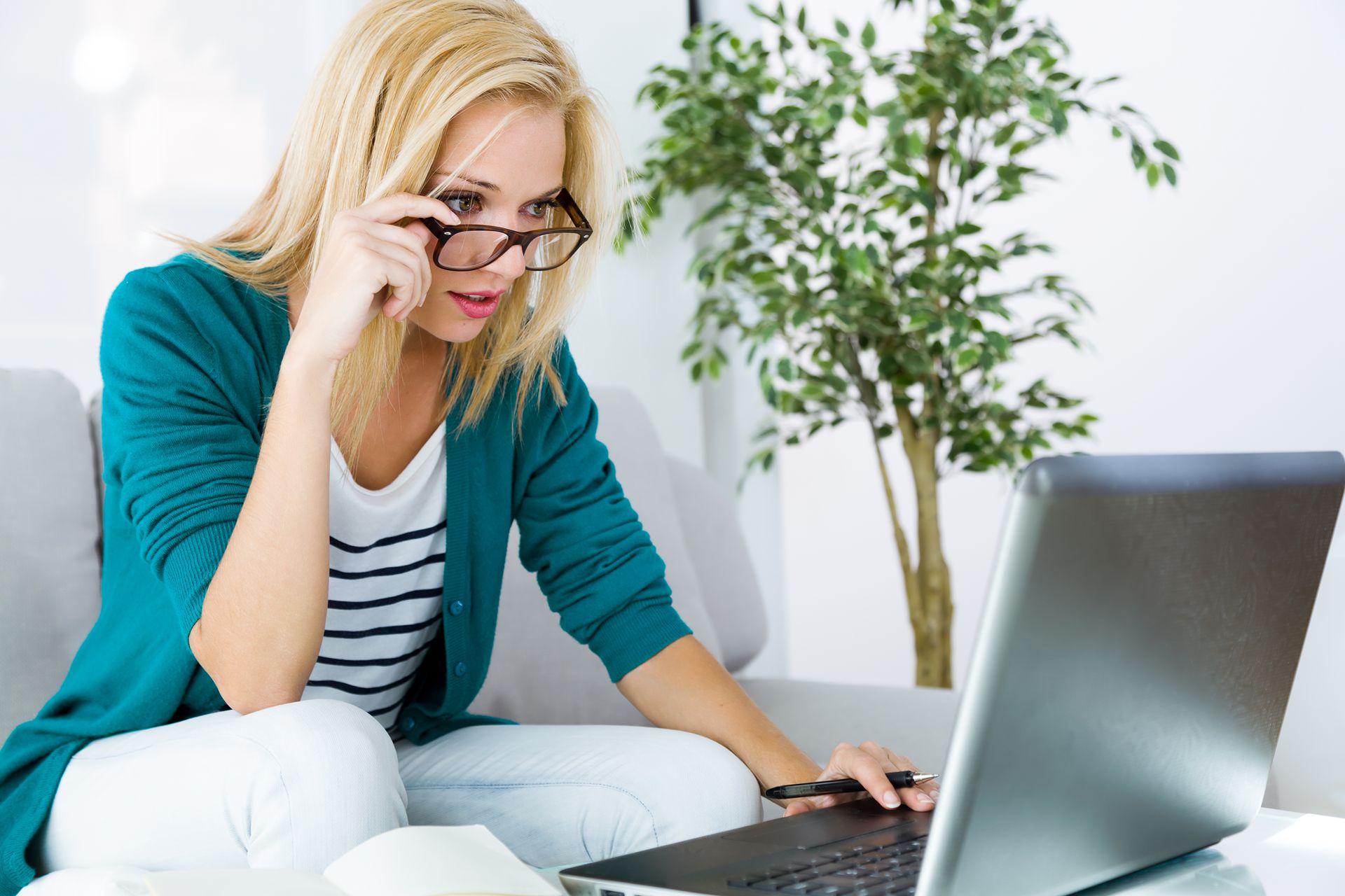 customer searching online for a cleaning company