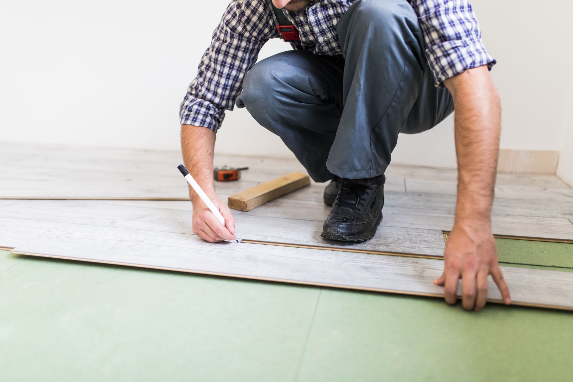 flooring contractor installing laminate floors
