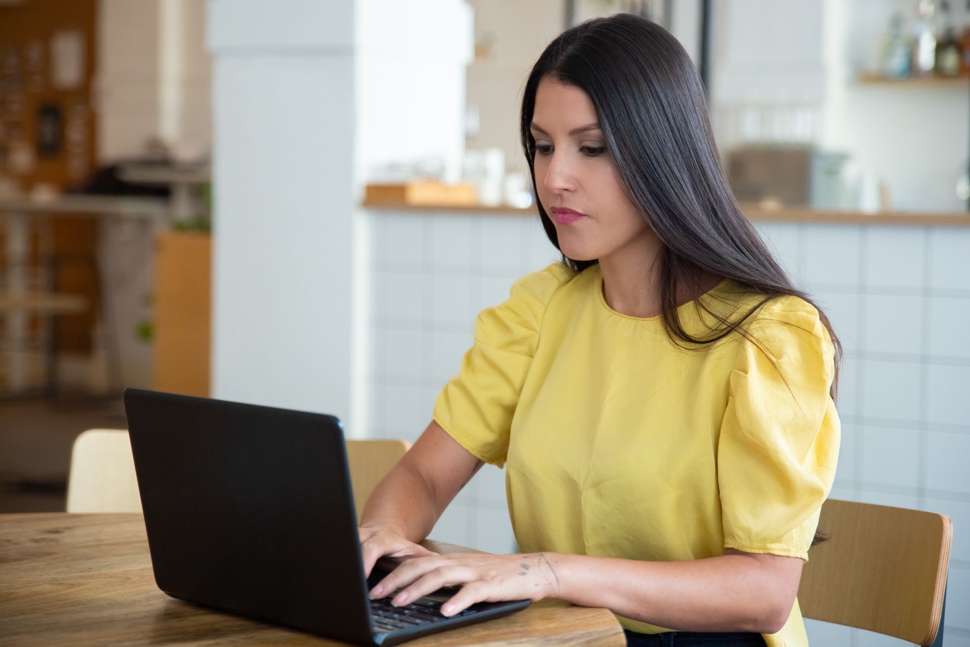 woman searching online for a nutritionist