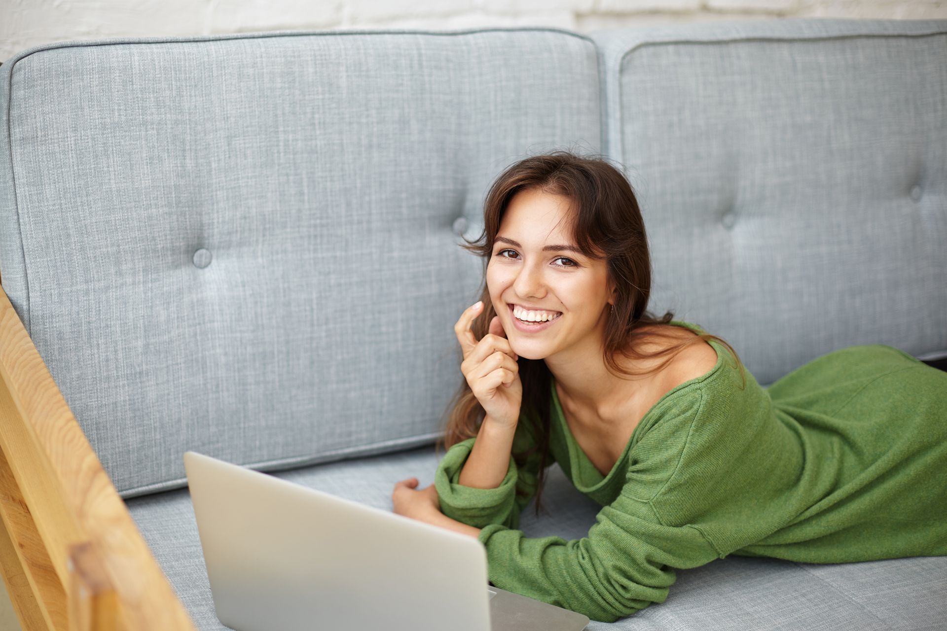 customer searching online for a new hair salon