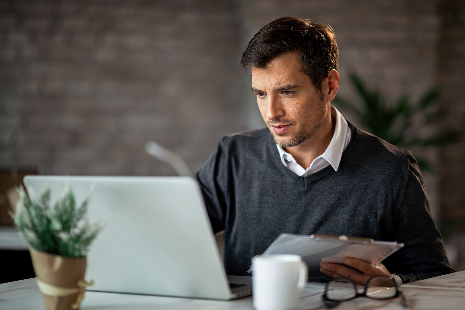 potential franchisee researching a franchise organization online